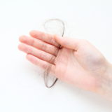 急に抜け毛が増えた！そんな場合の原因と対処方法