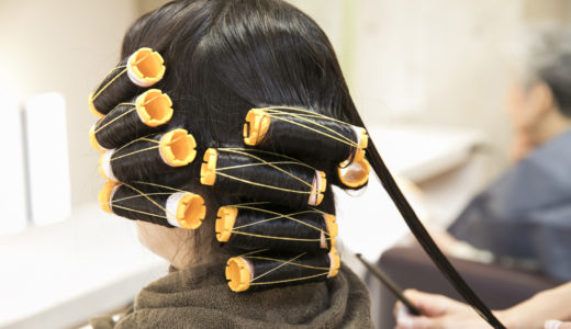 薄毛の女性がパーマをあてると抜け毛が増えるの？」原因や対策について